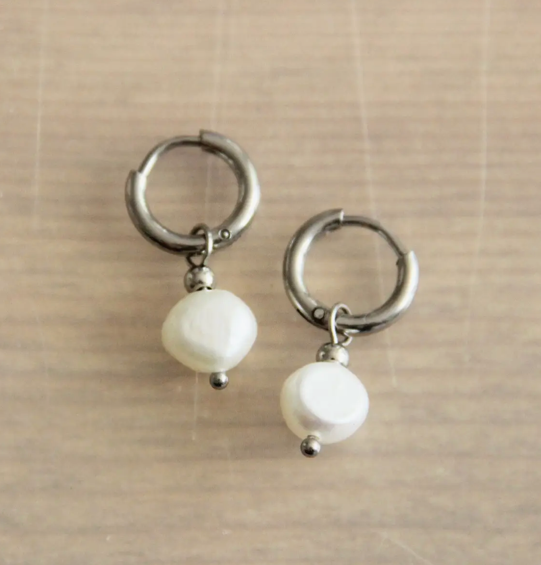 Silver Pearl | Huggie