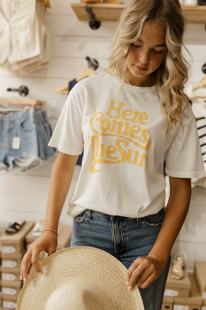 Here comes the sun | Tee