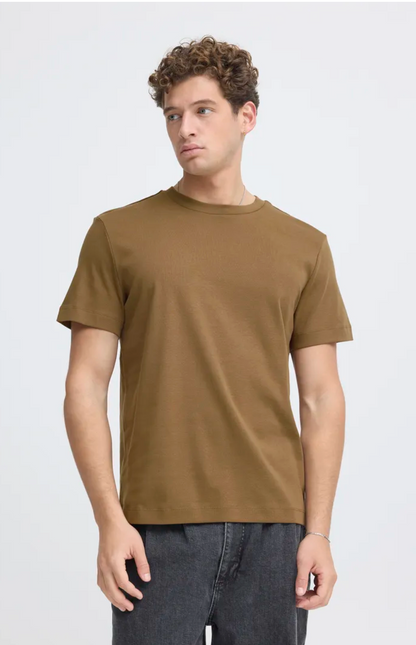 Gusta | Tee